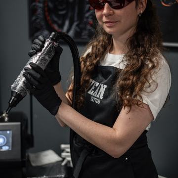 tetovējuma izgaismošana ar lāzeru procedūras laikā Rīgā