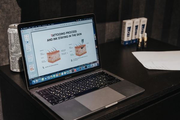 darbs ar removeri tetovējumu izgaismošanā