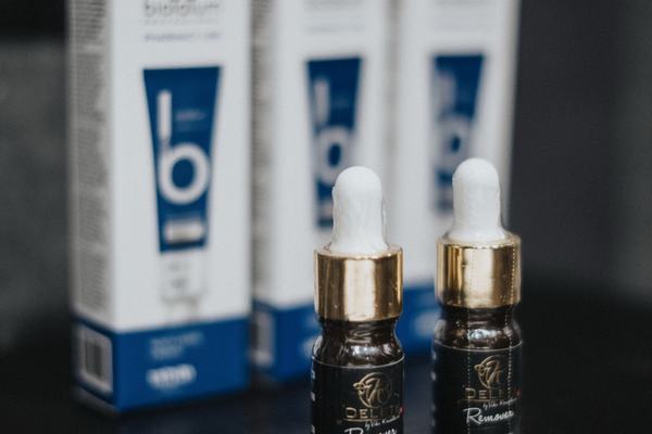 meistars sagatavo ādu pirms pigmenta izgaismošanas