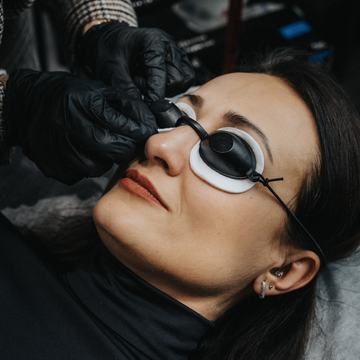 Permanenta grima izgaismošana ar lāzeru