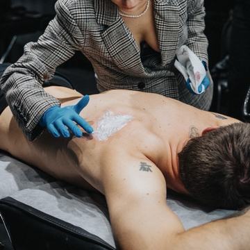 Tetovējumu izgaismošanas procedūra ar rimuveru praktiskajā apmācībā