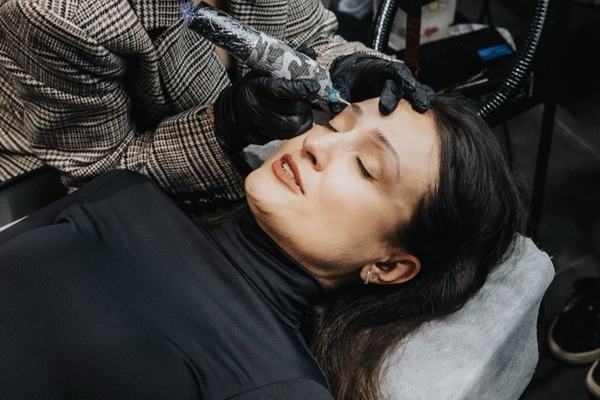 Eyebrow permanent makeup lightening with remover