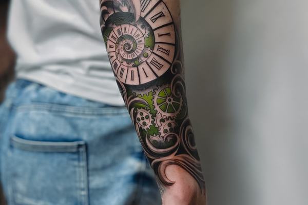 Ornamentāls tetovējums uz apakšdelma
