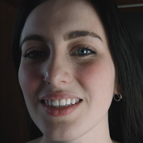 Nostril piercing: a side nose piercing that adds a clean, refined detail and subtly highlights the shape of the face.
