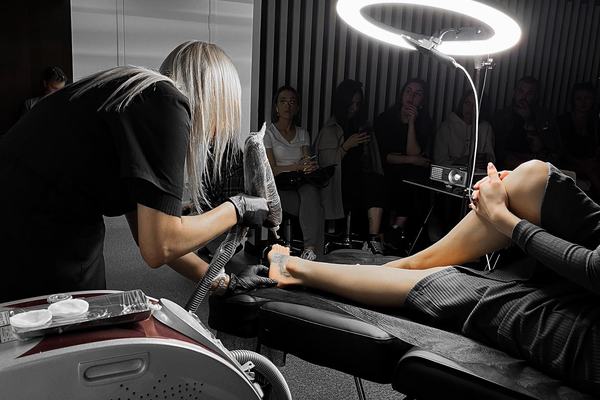 Darbs ar modeli lāzera apmācību laikā