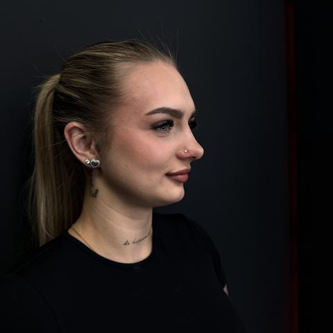 Smalks sejas pīrsings organiski papildina atturīgo tēlu un izceļ individuālo stilu