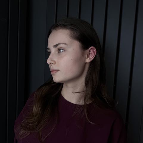 Smalks auss pīrsings, kas eleganti papildina tēlu un piešķir tam mūsdienīgu akcentu.